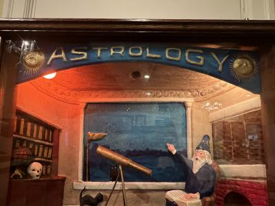 ILLUMINATED CHARMING MYSTERIOUS 1920S 1 CENT ASTROLOGY MACHINE WITH WIZARD