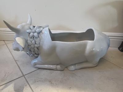 ITALIAN WHITE CERAMIC BULL COW WITH COLLAR OF DAISIES PLANTER