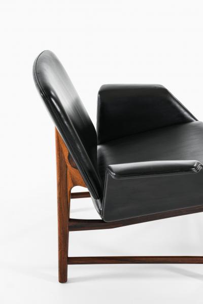 Illum Wikkels Easy Chair Model 451 Produced by Aarhus Polstrerm belfabrik