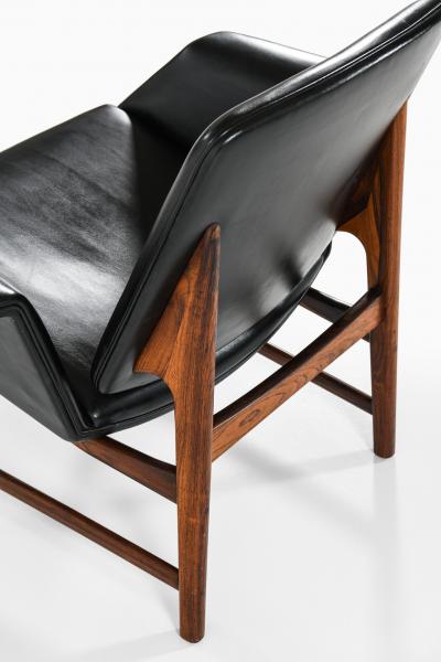 Illum Wikkels Easy Chair Model 451 Produced by Aarhus Polstrerm belfabrik