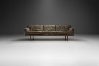 Illum Wikkels Illum Wikkels Model V11 Leather Sofa for Holger Christiansen Denmark 1960s