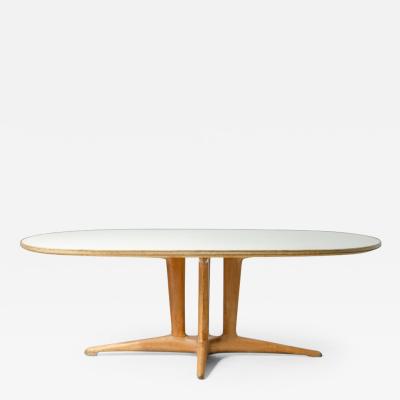 Important large table with elegant structure in maple wood