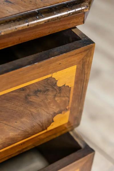 Italian 1690s Walnut and Ash Three Drawer Commode with Inlaid D cor