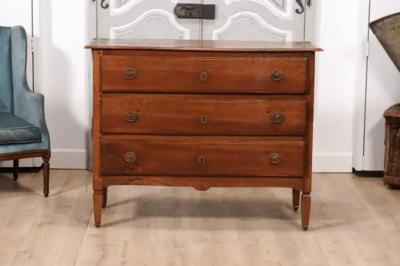 Italian 1820s Serpentine Front Walnut Commode with Three Drawers