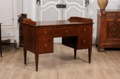Italian 1820s Walnut and Mahogany Desk with Five Drawers Pull out and Banding
