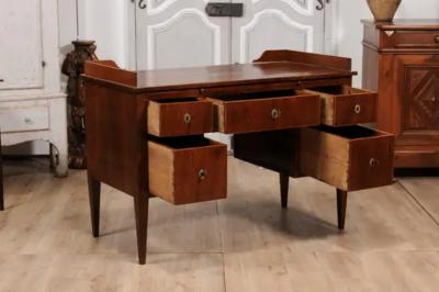 Italian 1820s Walnut and Mahogany Desk with Five Drawers Pull out and Banding