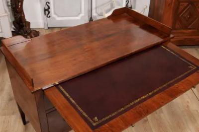Italian 1820s Walnut and Mahogany Desk with Five Drawers Pull out and Banding