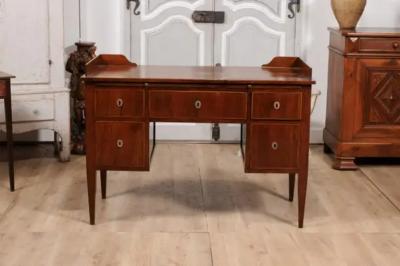 Italian 1820s Walnut and Mahogany Desk with Five Drawers Pull out and Banding