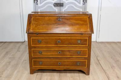 Italian 18th Century Walnut Slant Front Secretaire with Ash Inlay and Marquetry
