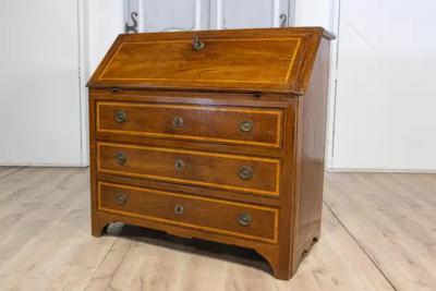 Italian 18th Century Walnut Slant Front Secretaire with Ash Inlay and Marquetry