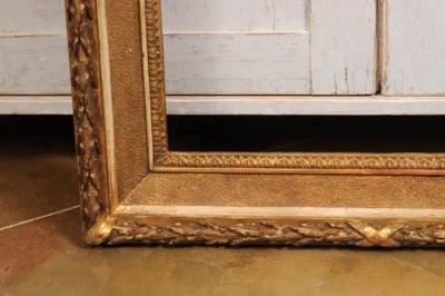 Italian 19th Century Giltwood Frame with Carved Foliage and Rais de C ur