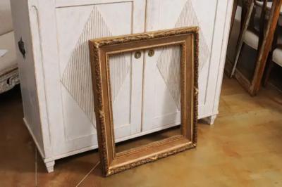 Italian 19th Century Giltwood Frame with Carved Foliage and Rais de C ur