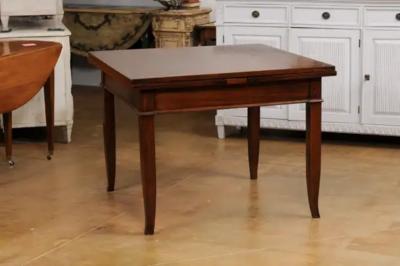 Italian 19th Century Walnut Table with Two Extending Leaves and Curving Legs