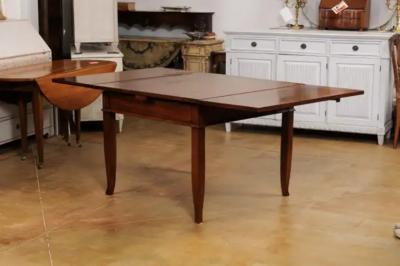 Italian 19th Century Walnut Table with Two Extending Leaves and Curving Legs