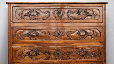 Italian Antique Luigi XV Chest of Drawers in Solid Walnut 1750s