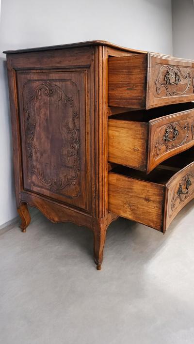 Italian Antique Luigi XV Chest of Drawers in Solid Walnut 1750s