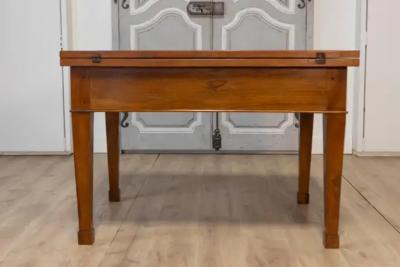 Italian Early 19th Century Walnut Folding Table with Tapered Legs