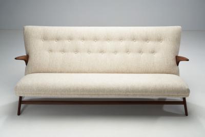 Italian Mid Century Sofa with Sculptrual Legs Italy 1950s