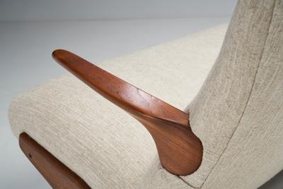 Italian Mid Century Sofa with Sculptrual Legs Italy 1950s