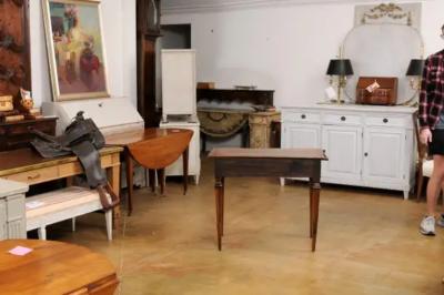 Italian Neoclassical Period 18th Century Console Table with Marquetry D cor