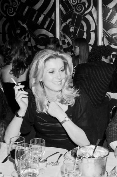 Jade Albert Catherine Deneuve smoking at dinner Regines 1977