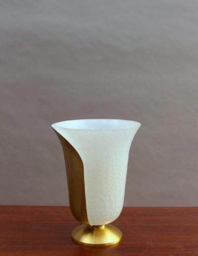 Jean Perzel Fine French 1950s Satin Brass and White Craquel Glass Table Lamp by Perzel