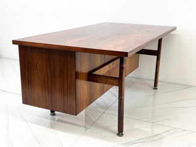 Jens Risom Large Rosewood Executive Desk Jens Risom Y Pulls 1960s