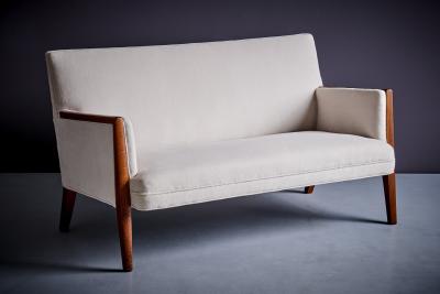 Jens Risom Newly upholstered Kvadrat Jens Risom settee or two seater USA 1950s