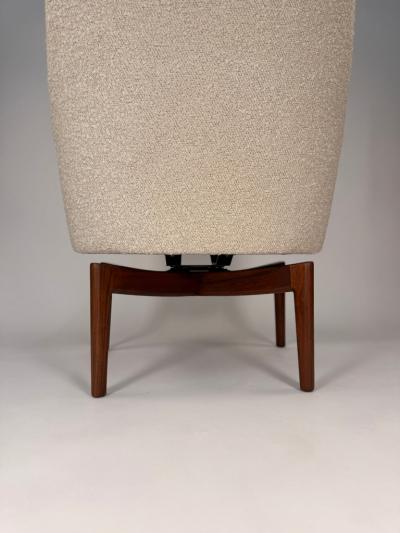 Jens Risom Pair of Jens Risom Swivel Lounge Chairs in Cream Boucl with Walnut Bases