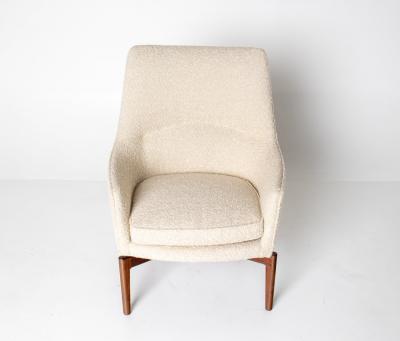 Jens Risom Pair of Jens Risom Swivel Lounge Chairs in Cream Boucl with Walnut Bases