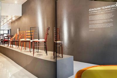 Joaquim Tenreiro Set of 2 Chairs in Hardwood Leather Joaquim Tenreiro 1950s