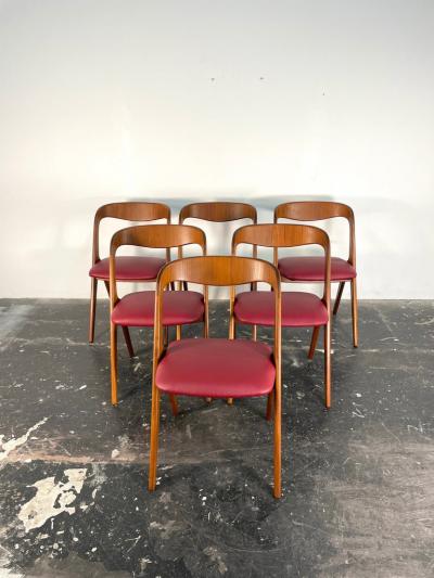 Johannes Andersen Set of Six Johannes Andersen Dining Chairs for Vamo Sonde Denmark