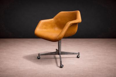 Jorge Zalszupin Mid Century Modern Armchair in Leather and Metal Jorge Zalszupin 1960s