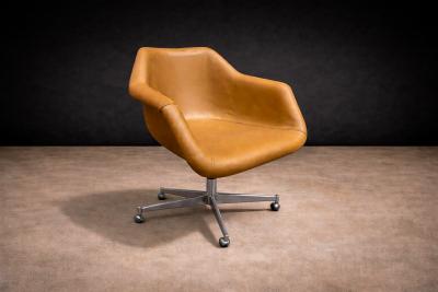 Jorge Zalszupin Mid Century Modern Armchair in Leather and Metal Jorge Zalszupin 1960s