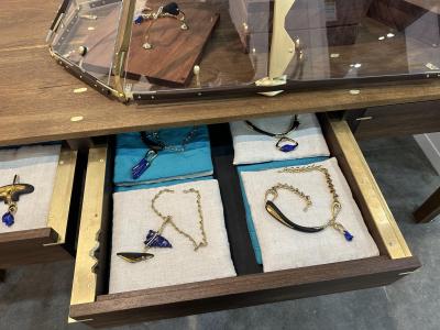 Julio Mart nez Barnetche CABINA a gem vitrine