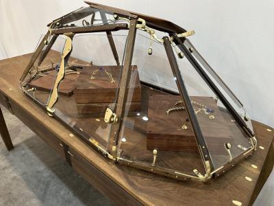 Julio Mart nez Barnetche CABINA a gem vitrine