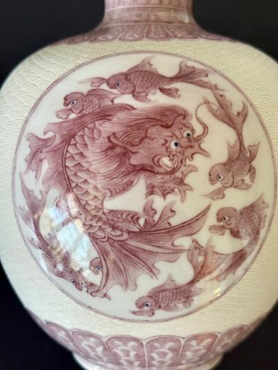 Kozan Makuzu Fine Japanese Porcelain Vase with Carving by Makuzu Kozan Meiji Period