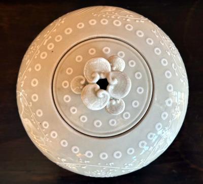 Kozan Makuzu Rare Japanese Porcelain Incense Burner with Inlays Makuzu Kozan