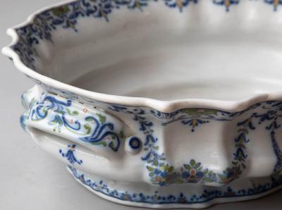 LARGE 18TH CENTURY FRENCH FAIENCE TWO HANDLED BASIN IN BALUSTER FORM