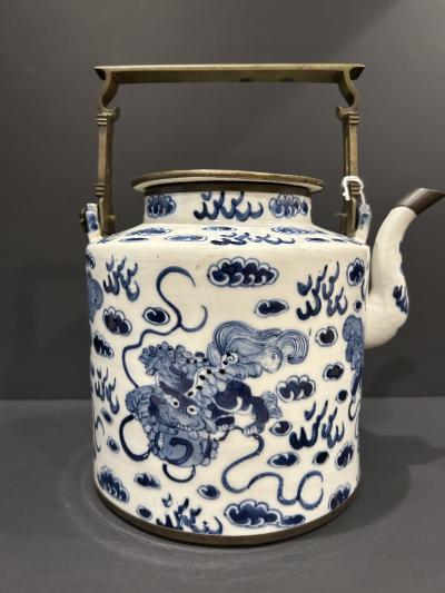 LARGE BLUE AND WHITE UNDERGLAZE PORCELAIN TEAPOT 