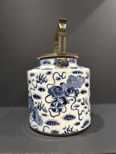 LARGE BLUE AND WHITE UNDERGLAZE PORCELAIN TEAPOT 
