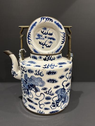 LARGE BLUE AND WHITE UNDERGLAZE PORCELAIN TEAPOT 