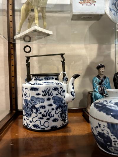 LARGE BLUE AND WHITE UNDERGLAZE PORCELAIN TEAPOT 