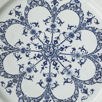 LARGE EARLY 18TH CENTURY CIRCULAR FAIENCE CHARGER