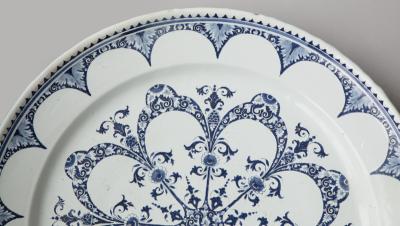 LARGE EARLY 18TH CENTURY CIRCULAR FAIENCE CHARGER