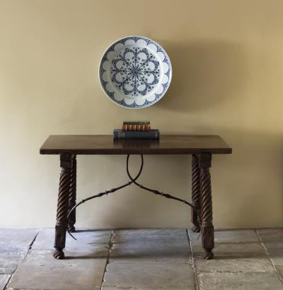 LARGE EARLY 18TH CENTURY CIRCULAR FAIENCE CHARGER