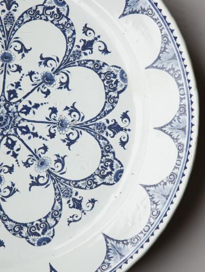 LARGE EARLY 18TH CENTURY CIRCULAR FAIENCE CHARGER