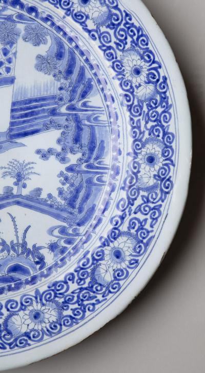 LARGE LATE 17TH CENTURY CIRCULAR FAIENCE CHARGER