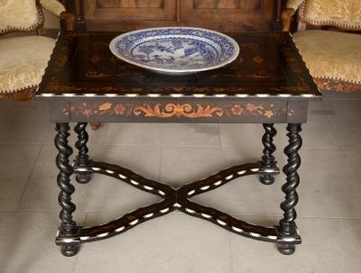 LARGE LATE 17TH CENTURY CIRCULAR FAIENCE CHARGER