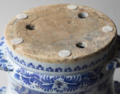 LARGE NEVERS TWO HANDLED CHINOISERIE CACHE POT